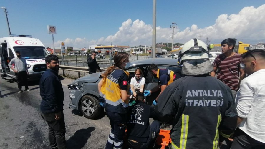 Antalya’da Yaya Geçidinde Bekleyen Otomobile Arkadan Gelen Kamyon Çarptı: 4 Yaralı