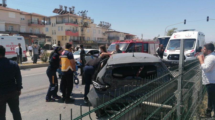 Antalya’da Yaya Geçidinde Bekleyen Otomobile Arkadan Gelen Kamyon Çarptı: 4 Yaralı