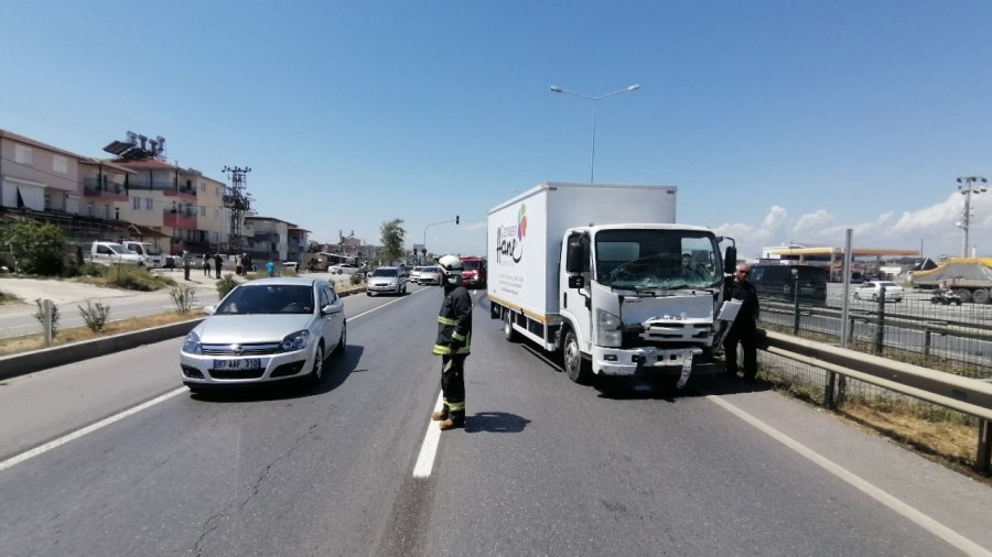 Antalya’da Yaya Geçidinde Bekleyen Otomobile Arkadan Gelen Kamyon Çarptı: 4 Yaralı