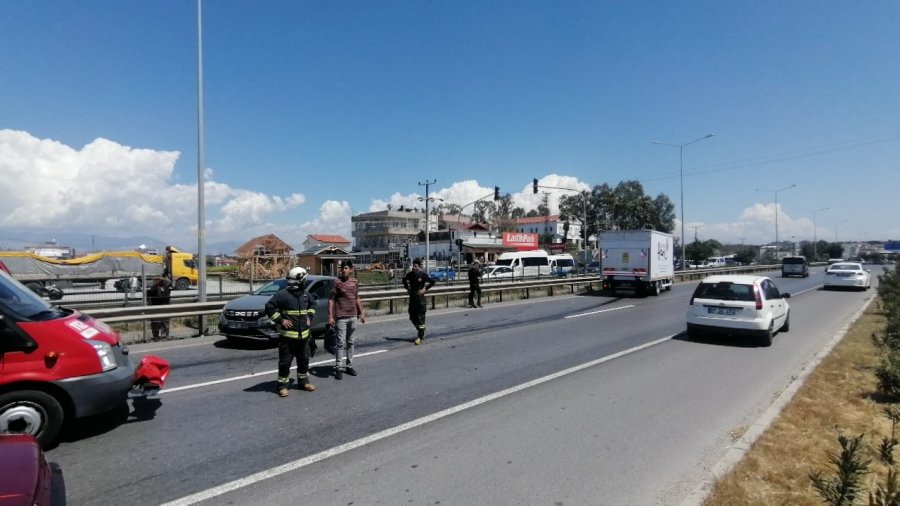 Antalya’da Yaya Geçidinde Bekleyen Otomobile Arkadan Gelen Kamyon Çarptı: 4 Yaralı