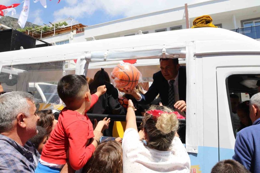 Kaş Belediyesinden Çocuklara 23 Nisan Hediyesi