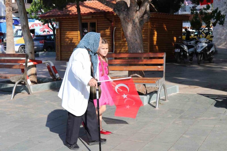 Kaş Belediyesinden Çocuklara 23 Nisan Hediyesi