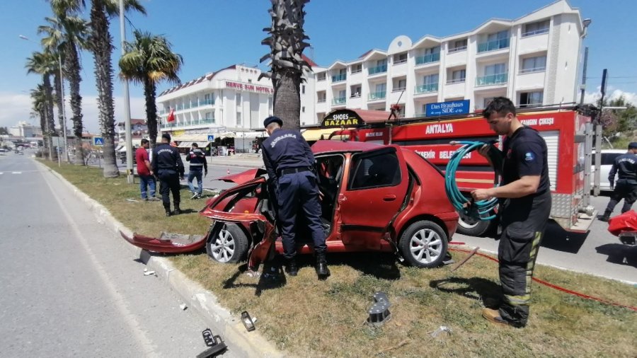 Sollama Yaparken Palmiyeye Çarpan Otomobilde Sıkışan Sürücü Ağır Yaralandı