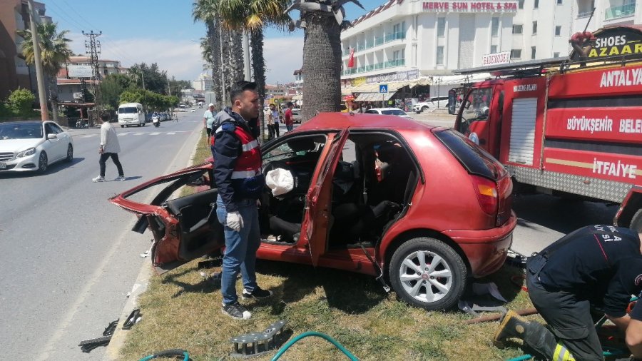 Sollama Yaparken Palmiyeye Çarpan Otomobilde Sıkışan Sürücü Ağır Yaralandı