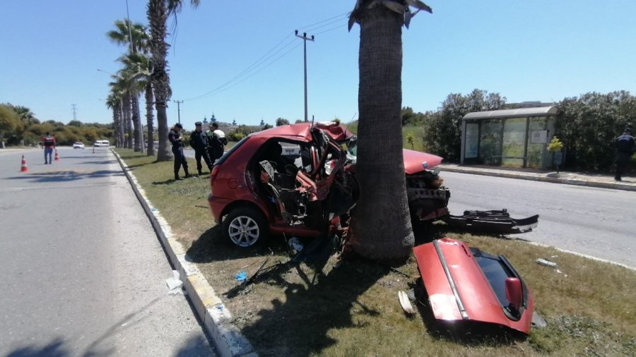 Sollama Yaparken Palmiyeye Çarpan Otomobilde Sıkışan Sürücü Ağır Yaralandı