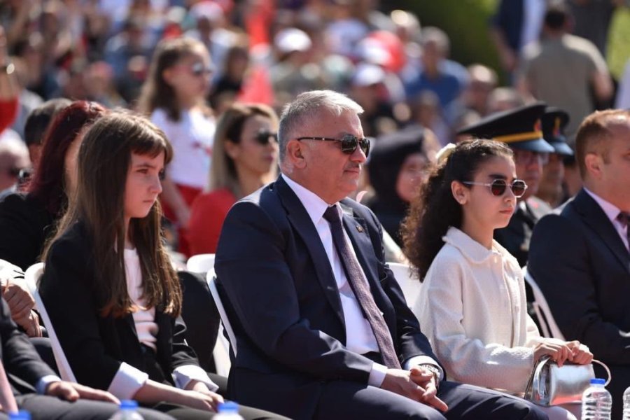 Çocuk Valinin İlk Talimatı Yaşıtlarının Güvenliği Oldu