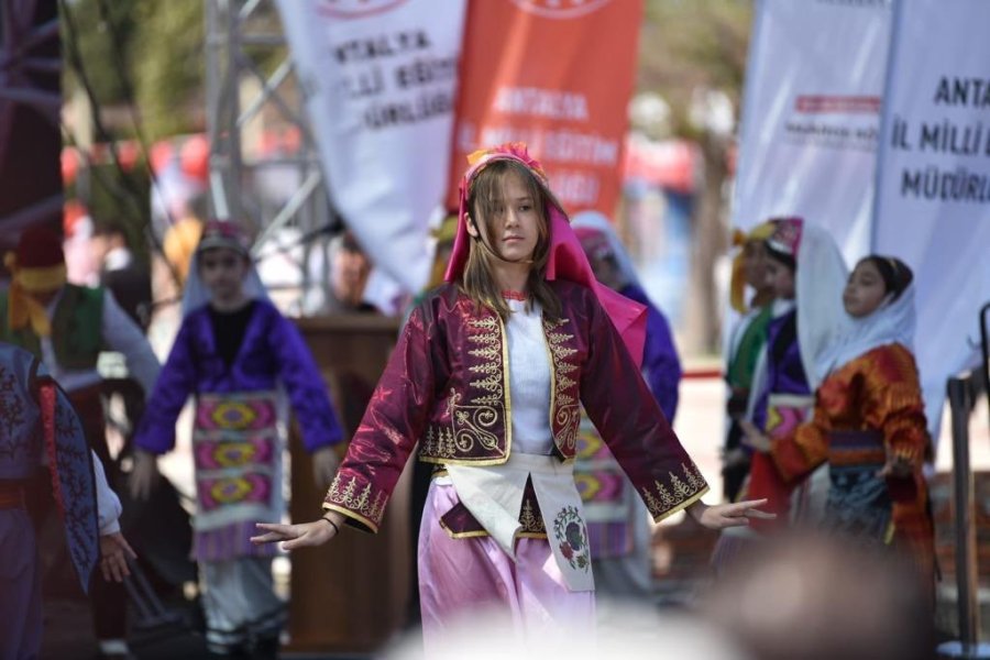 Çocuk Valinin İlk Talimatı Yaşıtlarının Güvenliği Oldu