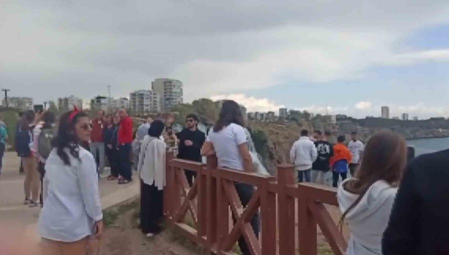 Manzara Fotoğrafı İçin Çitlerden Atlayan Vatandaşlar, Canlarını Hiçe Saydı