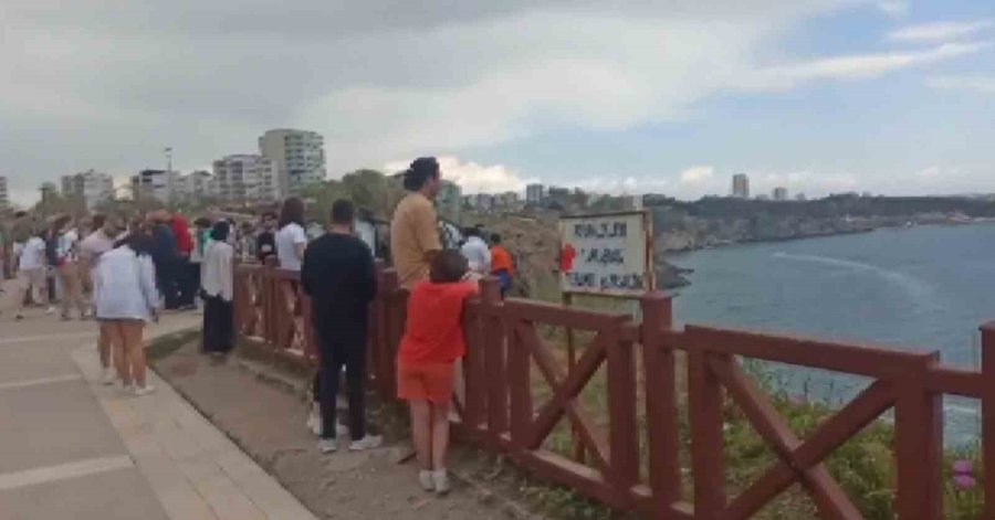 Manzara Fotoğrafı İçin Çitlerden Atlayan Vatandaşlar, Canlarını Hiçe Saydı