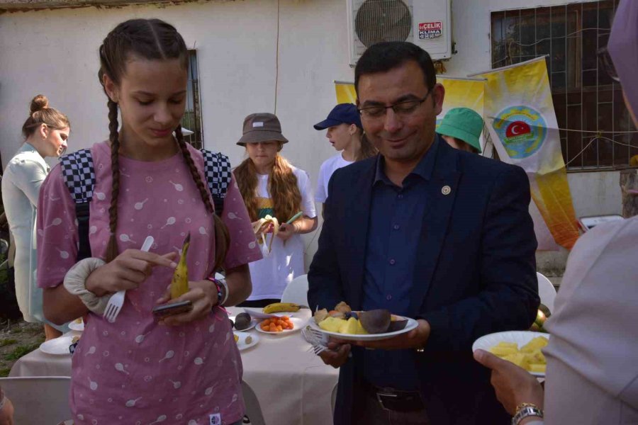 Alanya’da Kardeş Şehir Çocuklarına Tropikal Meyveler Tanıtıldı