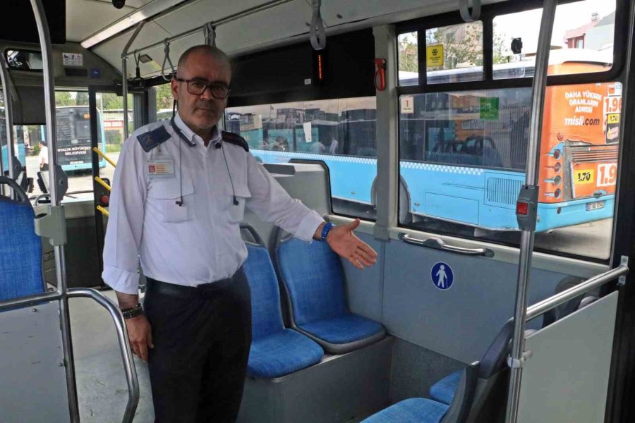 Öğretmeni Iraklı Çocuğu Halk Otobüsünde Unuttu, Sefer ’teşekkür Öpücüğüyle’ Son Buldu