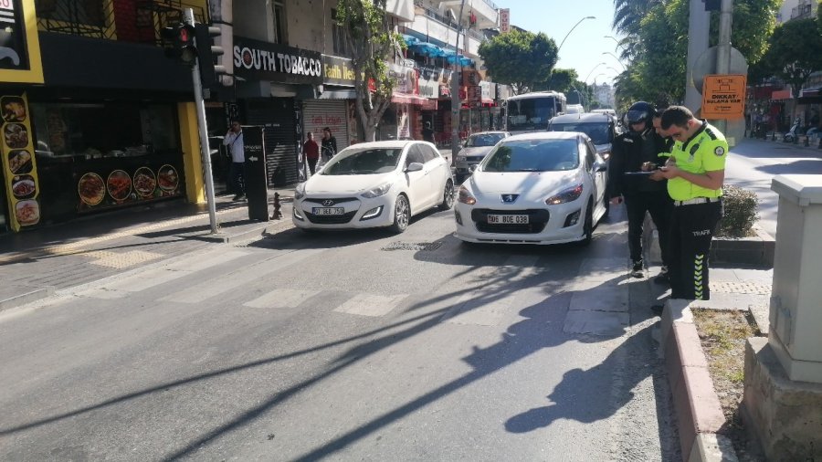 Motosikletin Çarptığı Yaşlı Kadın Havada Savrulup Asfalta Düştü