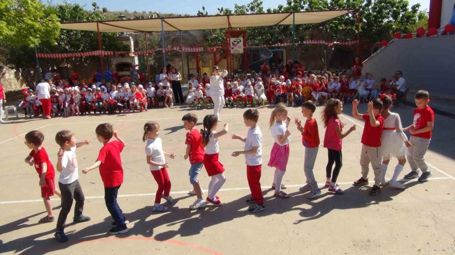 Mersin’de Rus Öğrenciler 23 Nisan’ı Kutladı