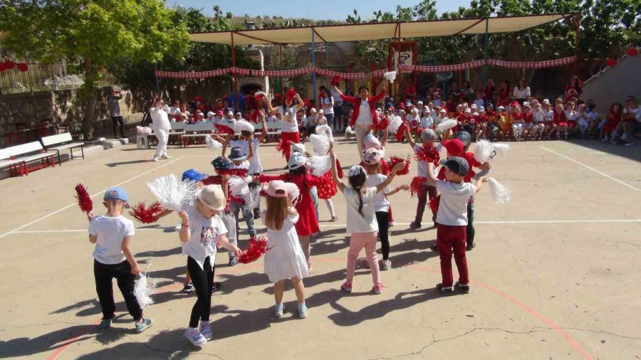 Mersin’de Rus Öğrenciler 23 Nisan’ı Kutladı