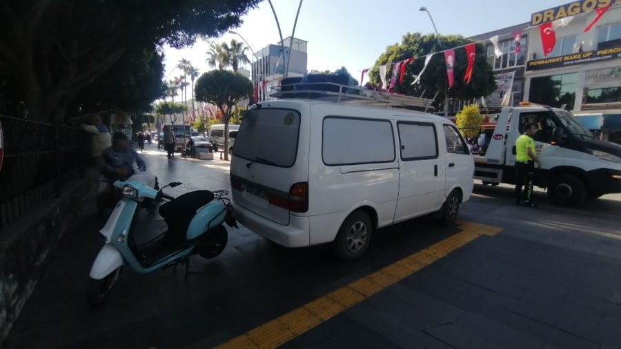 Kaldırımdan Yola Çıkan Motosikletli, Alkollü Sürücüye Çarptı