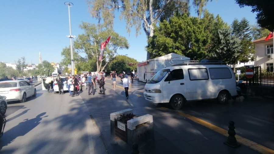 Kaldırımdan Yola Çıkan Motosikletli, Alkollü Sürücüye Çarptı