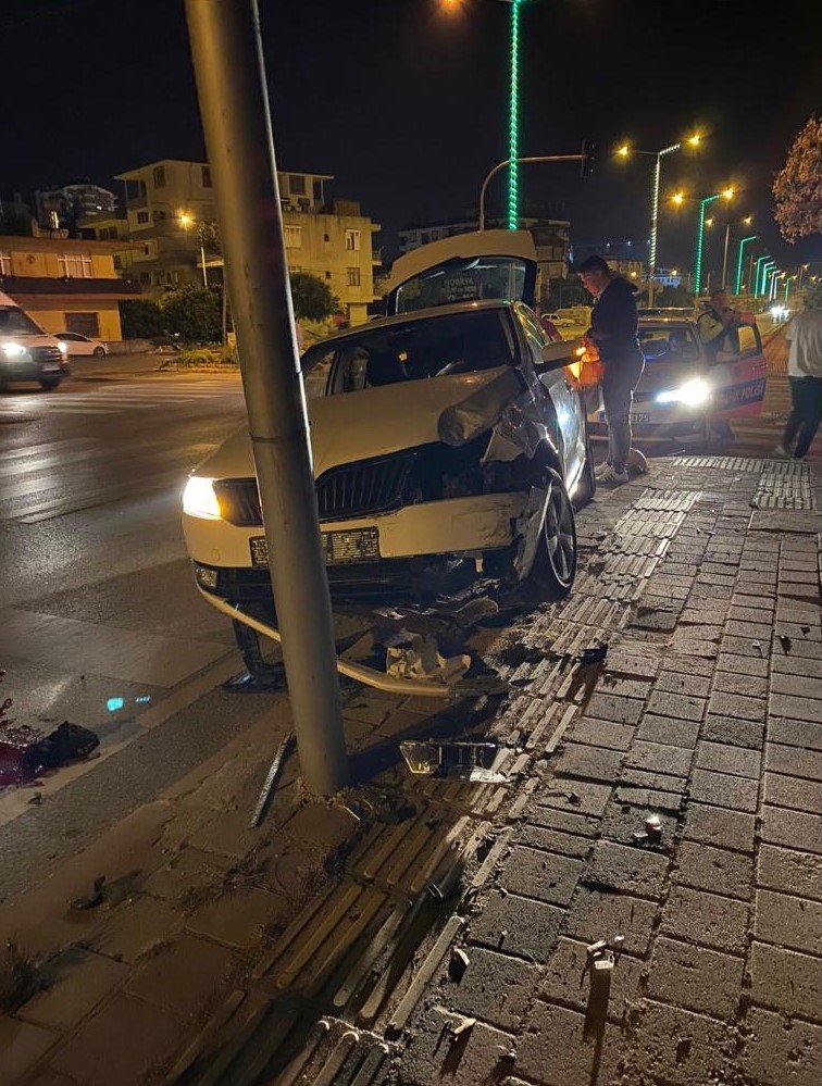 Hastane Dönüşü Kaza Yapan Polis, Hayatını Kaybetti