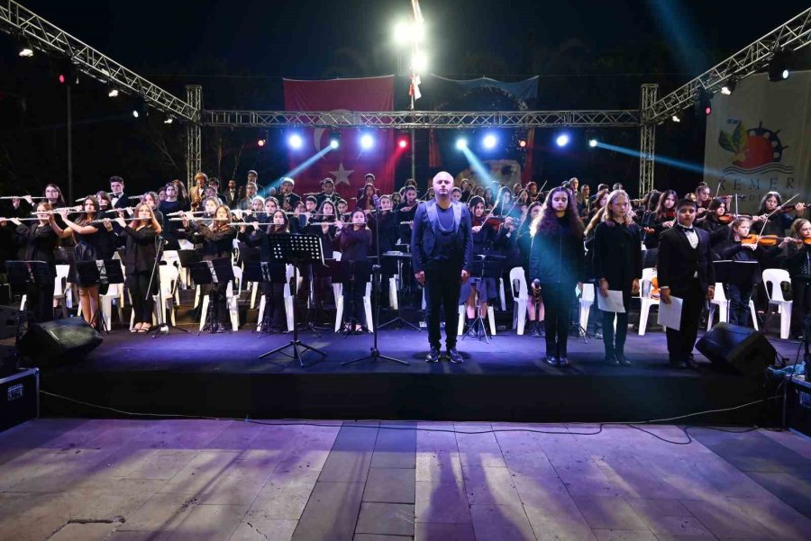 Kemer’de Gençlik Orkestrası Gönülleri Fethetti