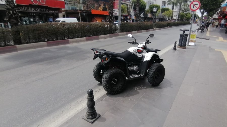 Yayalara Yol Veren Atv’ye Hafif Ticari Araç Çarptı: 3 Yaralı