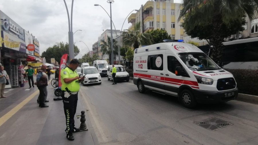 Yayalara Yol Veren Atv’ye Hafif Ticari Araç Çarptı: 3 Yaralı