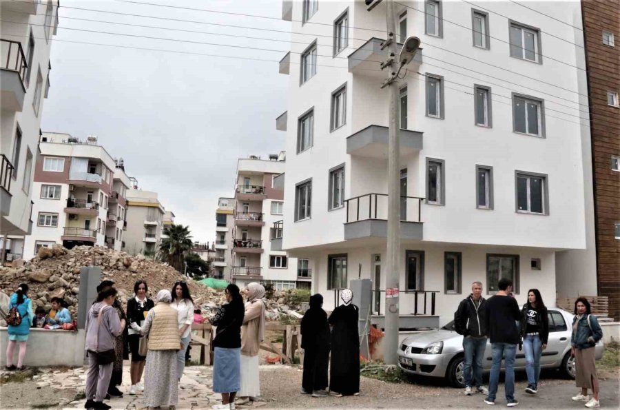 “2 Ayda Teslim Edilecek” Sözü İle Adlıkları Evlerini Sadece Dışarıdan İzleyebiliyorlar