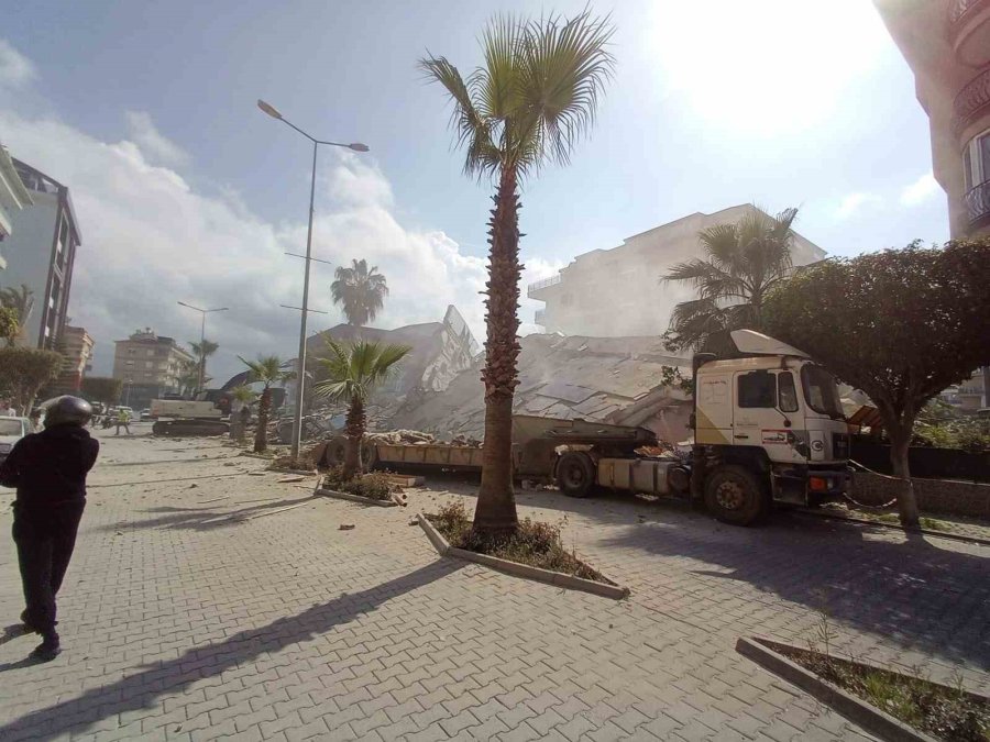 Alanya’da Yıkım Sırasında Bina Çöktü, Yürekler Ağza Geldi