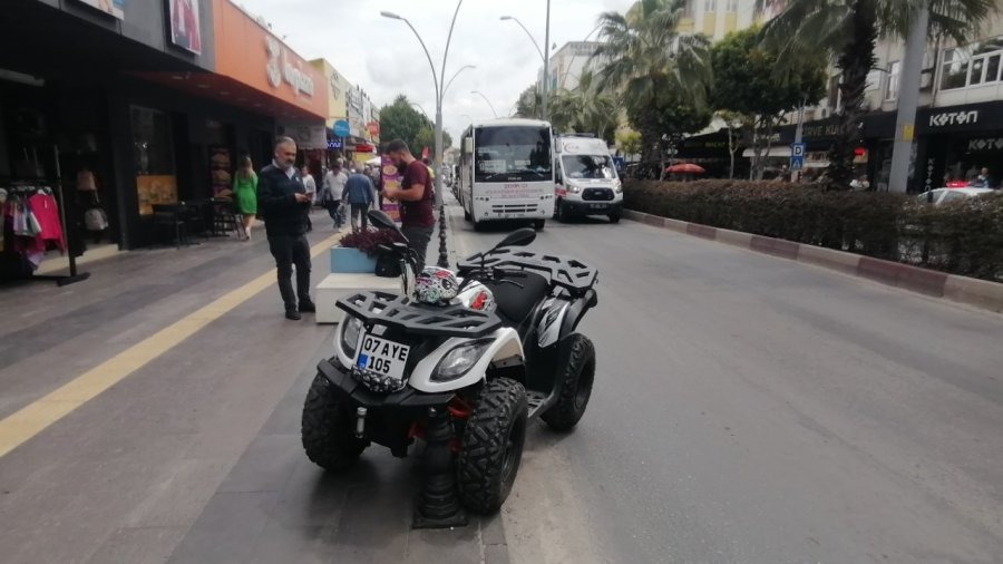 Yayalara Yol Veren Atv’ye Hafif Ticari Araç Çarptı: 3 Yaralı