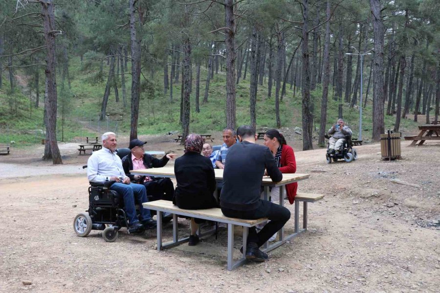 Alanya Belediyesi’nden, Park Ve Mesire Alanlarına Engelli Bireyler İçin Özel Piknik Masası