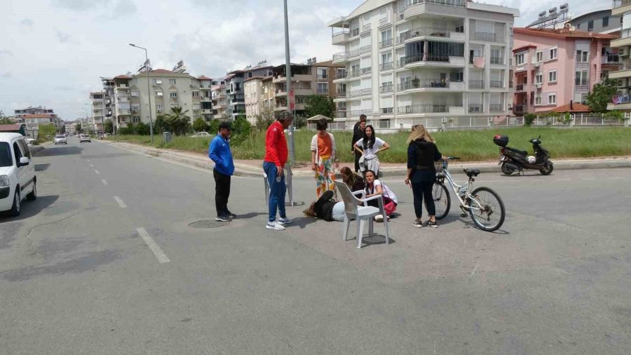 Otomobilin Çarptığı Motosiklet Sürücüsü Genç Kız Hastanelik Oldu