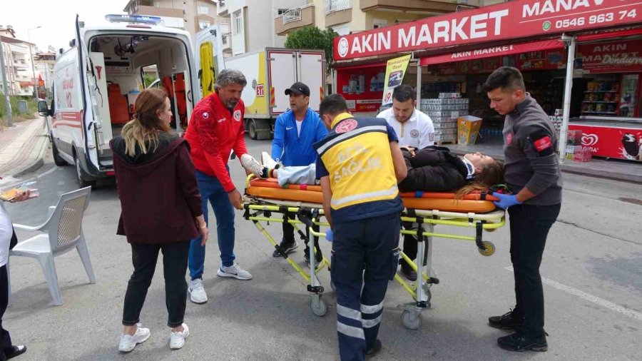 Otomobilin Çarptığı Motosiklet Sürücüsü Genç Kız Hastanelik Oldu