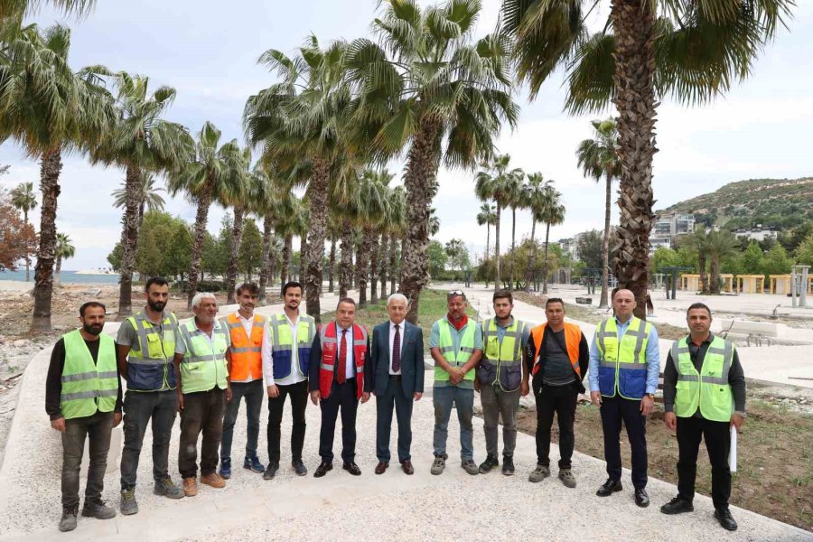 Yenilenen Finike Cumhuriyet Meydanı, 1 Temmuz’da Açılıyor