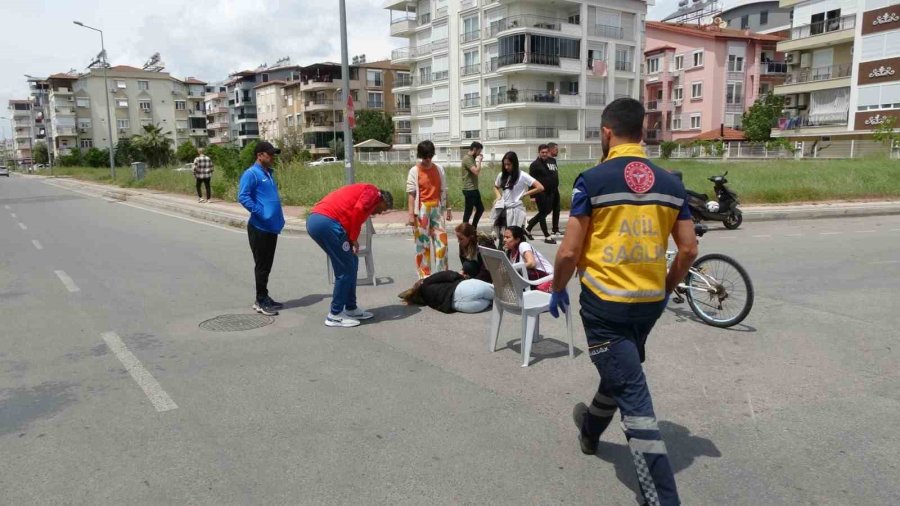 Otomobilin Çarptığı Motosiklet Sürücüsü Genç Kız Hastanelik Oldu