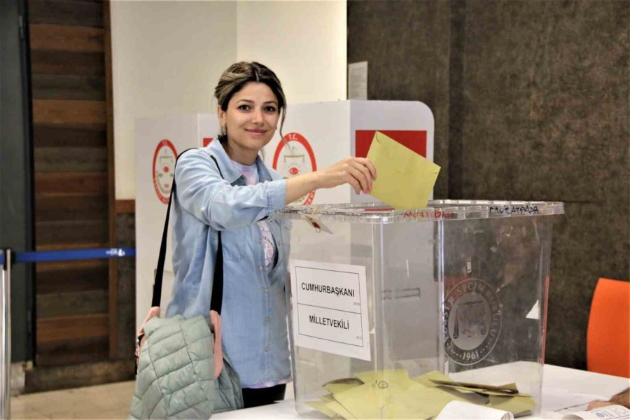 Antalya’da Tatilciler Oy Vermek İçin Havalimanına Koştu