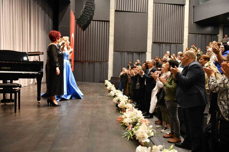 Soprano Esra Abacıoğlu Akcan Sanatseverlerle Buluştu.