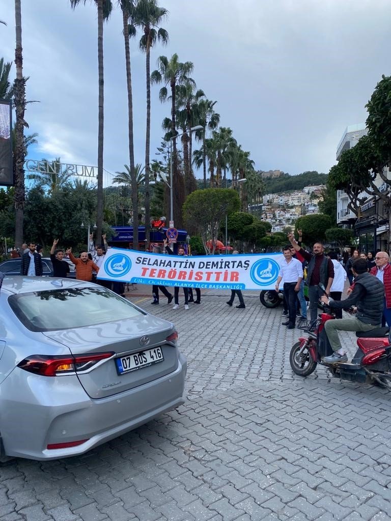 Alanya’da Ekrem İmamoğlu’na Pankartlı Protesto