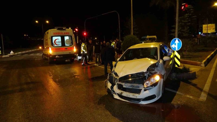 Kırmızı Işık İhlali Kazaya Neden Oldu: 3 Yaralı