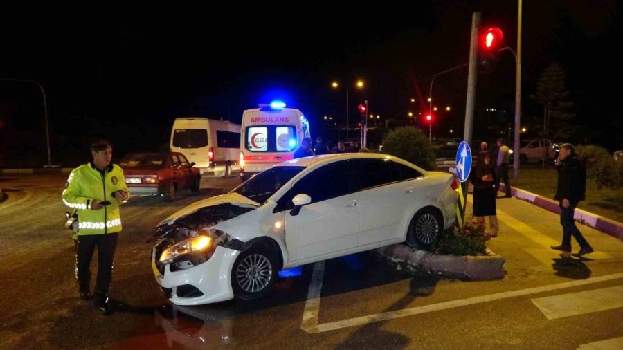 Kırmızı Işık İhlali Kazaya Neden Oldu: 3 Yaralı