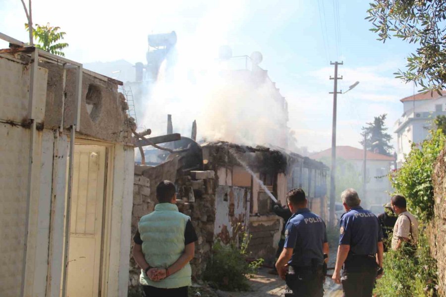 Tarihi Mahalledeki Ahşap Ev Alev Alev Yandı