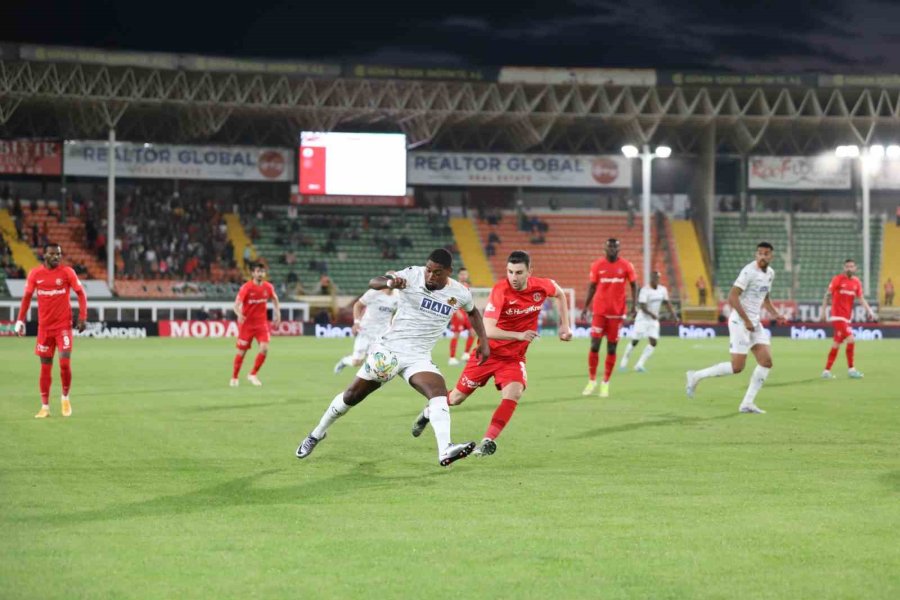 Spor Toto Süper Lig: Corendon Alanyaspor: 1 - Ümraniyespor: 0 (ilk Yarı)