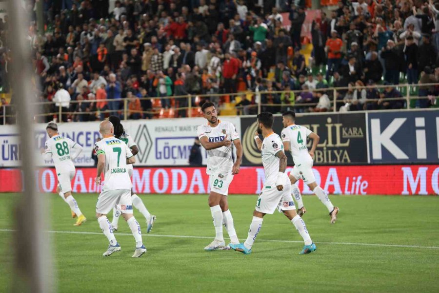 Spor Toto Süper Lig: Corendon Alanyaspor: 1 - Ümraniyespor: 0 (ilk Yarı)