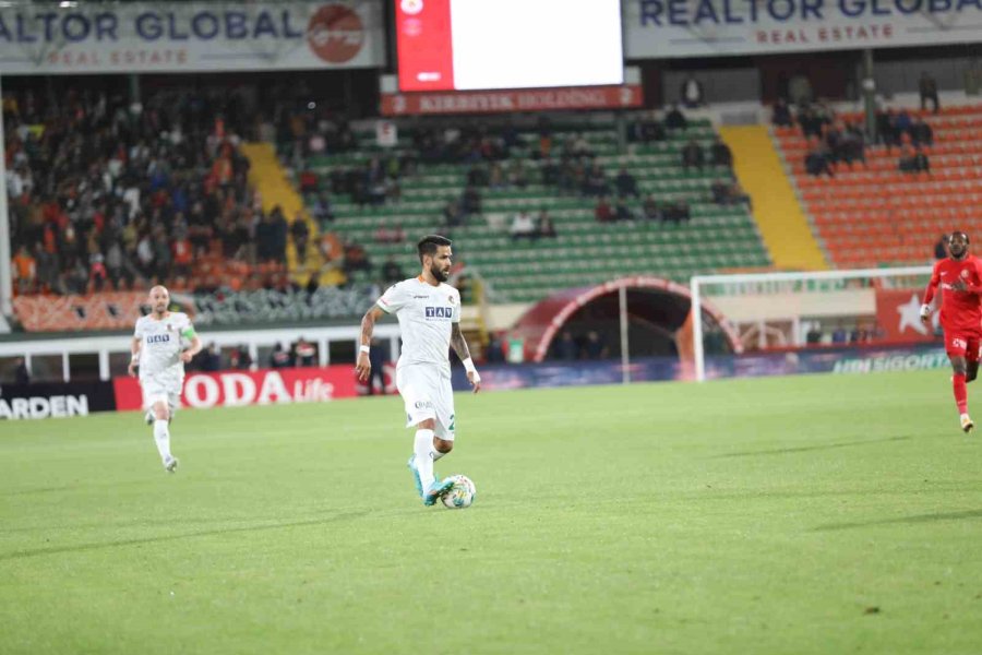 Spor Toto Süper Lig: Corendon Alanyaspor: 1 - Ümraniyespor: 0 (ilk Yarı)