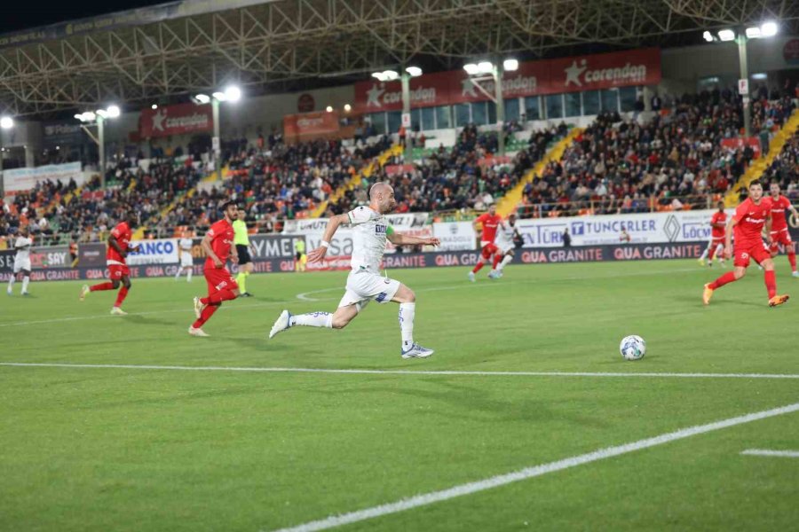 Spor Toto Süper Lig: Corendon Alanyaspor: 1 - Ümraniyespor: 0 (ilk Yarı)