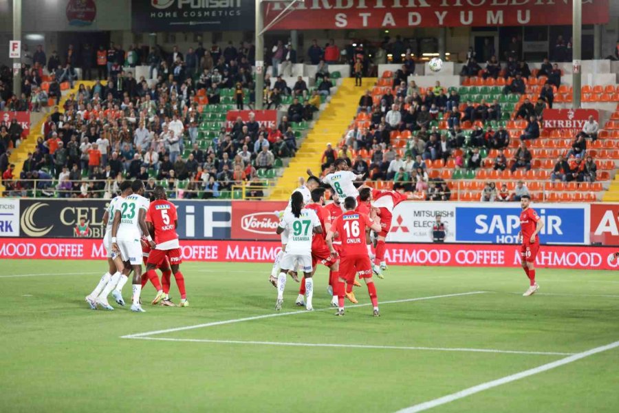 Spor Toto Süper Lig: Corendon Alanyaspor: 1 - Ümraniyespor: 0 (ilk Yarı)