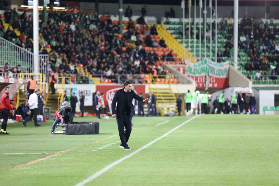 Spor Toto Süper Lig: Corendon Alanyaspor: 1 - Ümraniyespor: 0 (ilk Yarı)