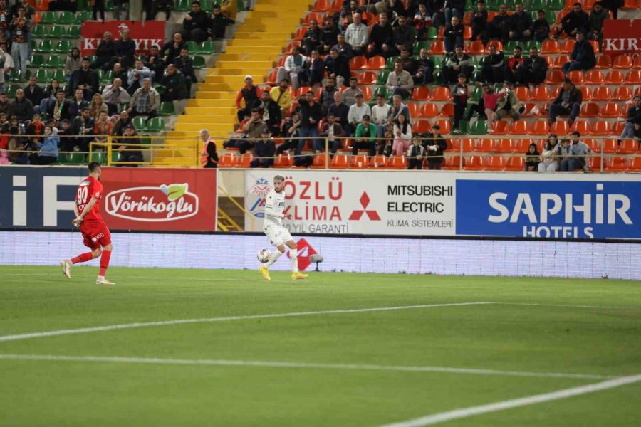 Spor Toto Süper Lig: Corendon Alanyaspor: 1 - Ümraniyespor: 0 (ilk Yarı)