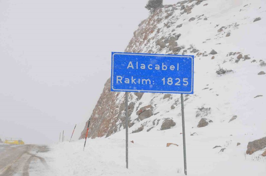 Turizmin Başkenti Antalya, İlkbaharda Beyaza Büründü