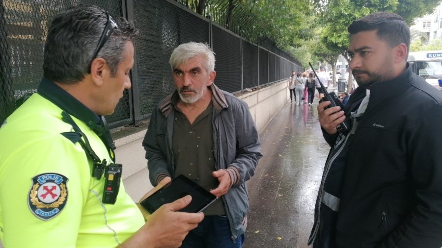 Kırmızı Işıkta Direksiyon Başındı Sızdı, ’içiyorsam Sebebi Var’ Dedi