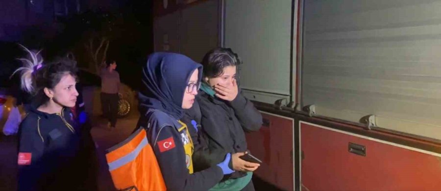 Antalya’da Yangın Paniği: Mahsur Kalan Anne Ve Kızı İtfaiye Kurtardı