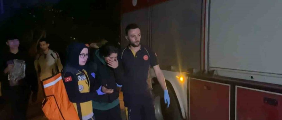 Antalya’da Yangın Paniği: Mahsur Kalan Anne Ve Kızı İtfaiye Kurtardı