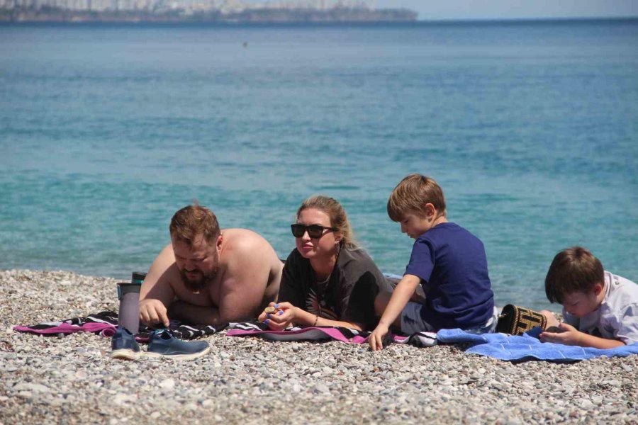 Antalya’da Bahar Sıcaklığı Sahilleri Doldurdu